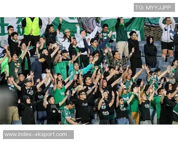 杨立瑜遭球迷怒斥：何必与阿猫阿狗争执真该给球迷竖中指