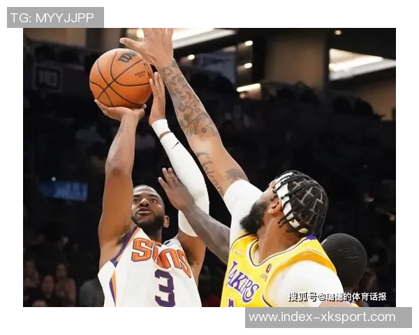 文班在挡拆后华丽转身空接背扣展现惊人弹跳与技巧 文班在挡拆后华丽转身空接背扣展现惊人弹跳与技巧