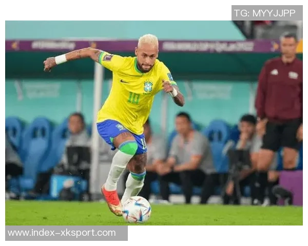 内马尔因伤缺阵携女儿现身球场为桑托斯加油助威 内马尔因伤缺阵携女儿现身球场为桑托斯加油助威