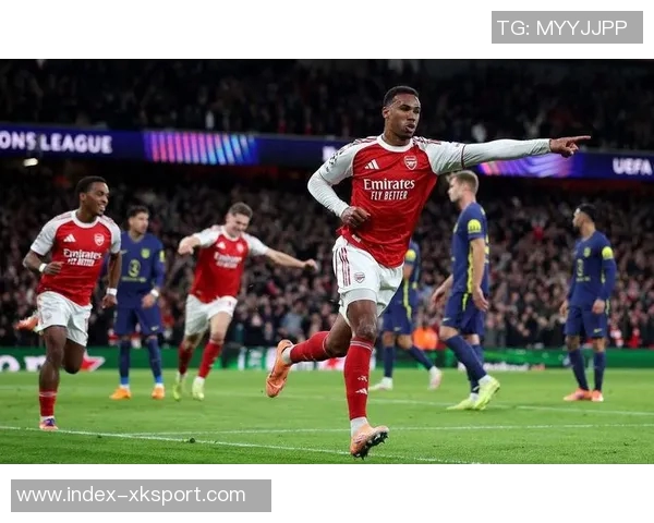 阿森纳前场定位球险情加布里埃尔头球击中横梁赖斯补射被挡