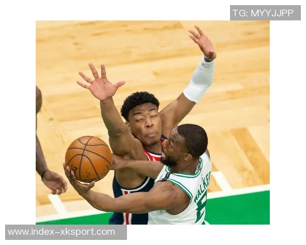 卡梅隆托马斯表现亮眼16分钟内贡献8分2板4助引关注