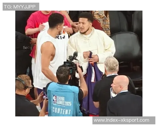 布克赛后与模仿者中国布克亲密合影赠送签名球衣展现友谊与支持 布克赛后与模仿者中国布克亲密合影赠送签名球衣展现友谊与支持