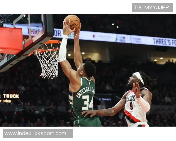 字母哥半场表现抢眼7投5中斩获10分7板3助助球队领先